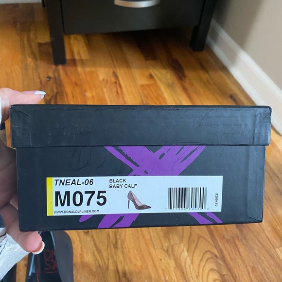 Donald J Pliner DMSX 7.5 Black Pumps Red Heels - Picture 8 of 8